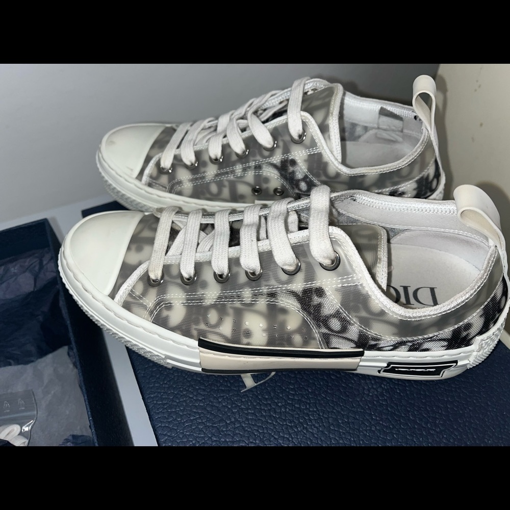 B23 LOW-TOP SNEAKER
White and Black Dior Oblique Canvas